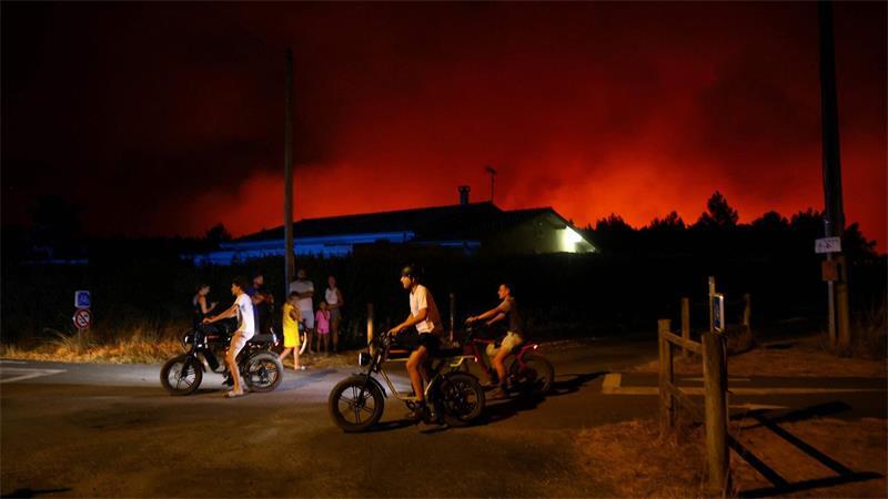 Der Brand dehnte sich in der Nacht immer weiter aus.