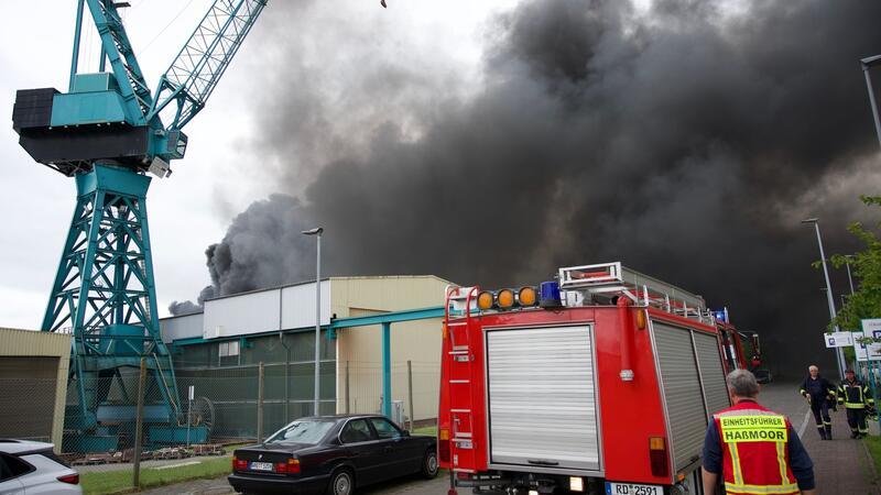 Der Brand einer Halle der Werft Lürssen-Kröger in Schacht-Audorf ist gelöscht.