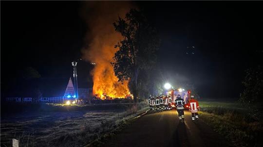 Der Brand einer Scheune in Ostendorf war bereits von weitem gut sichtbar.