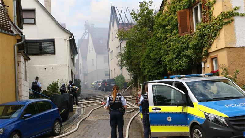 Der Brand eines Dachstuhls hat einen größeren Einsatz ausgelöst.