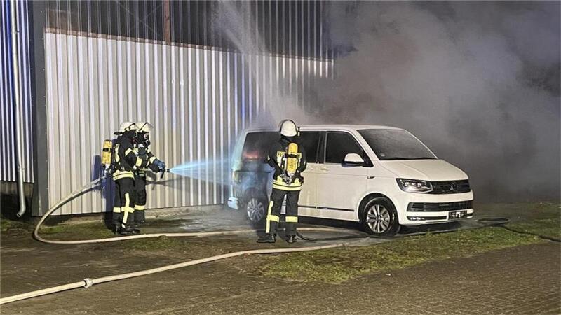 Autohändler sind froh über Verurteilung der Brandstifter Der Brand eines VW-Multivans in Weertzen war ebenfalls Gegenstand des Prozesses. Auch dafür wurden die drei Tatverdächtigen jetzt als Täter verurteilt.