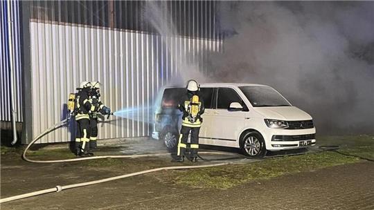Der Brand eines VW-Multivans in Weertzen war ebenfalls Gegenstand des Prozesses. Auch dafür wurden die drei Tatverdächtigen jetzt als Täter verurteilt.