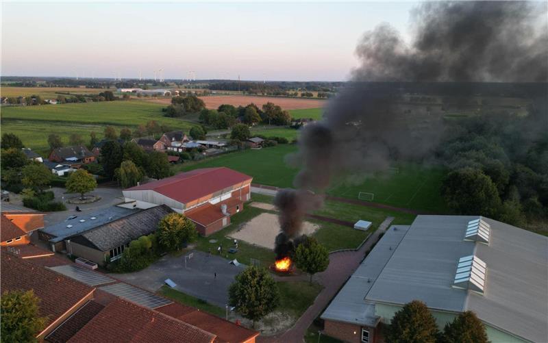 Große Rauchsäule nach Brand auf Schulgelände in Ahlerstedt Der Brand entstand zwischen Sport- und Schwimmhalle in Ahlerstedt.