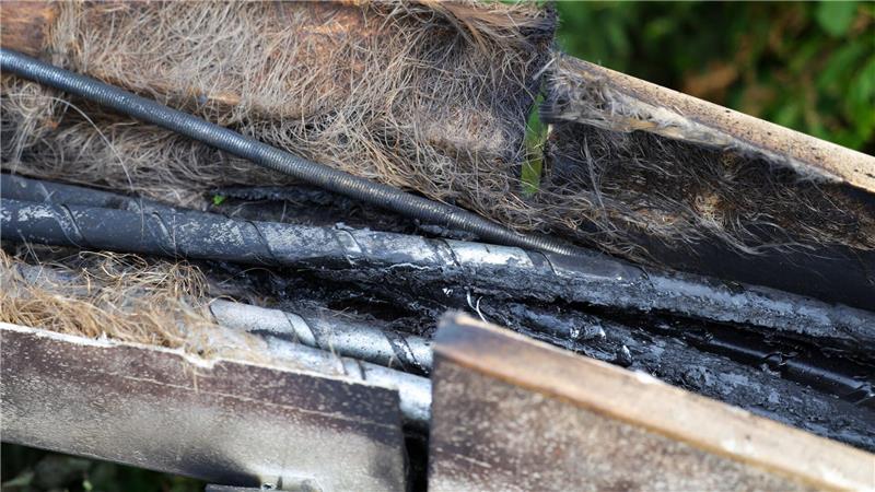 Hauptstrecke der Bahn lahmgelegt: Polizei sieht Sabotage Der Brand hat erhebliche Auswirkungen auf den Zugverkehr.