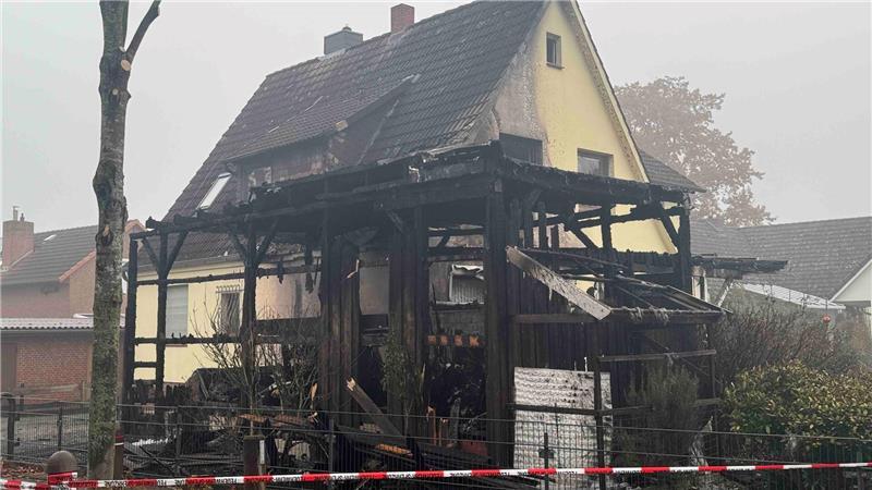 Der Brand im Caport schlug auf das anliegende Wohnhaus über.