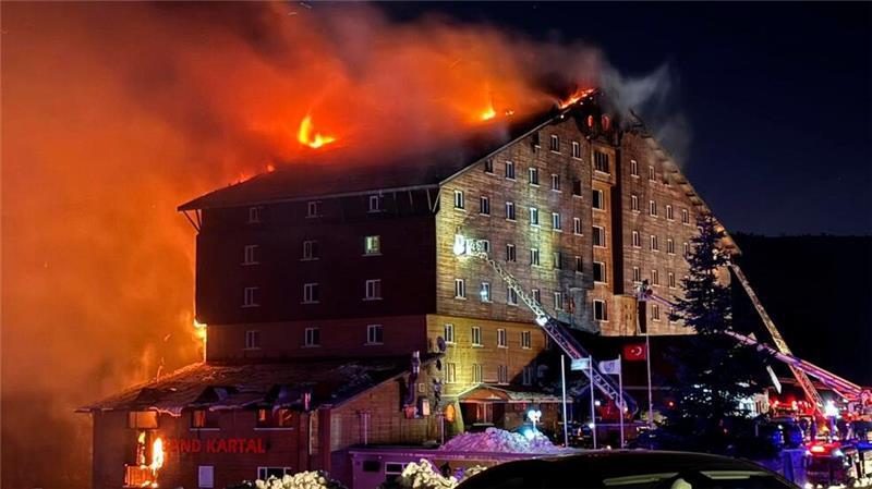 Der Brand in dem Hotel brach in der Nacht aus.