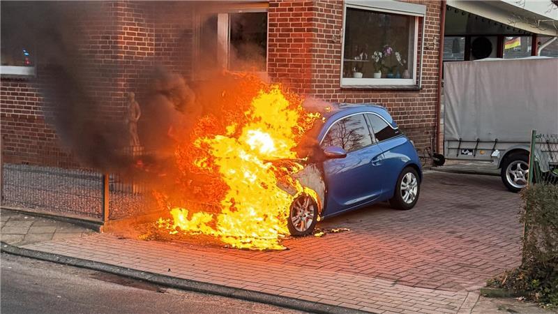 Ein brennender Pkw in der Goldaper Straße in Stade.
