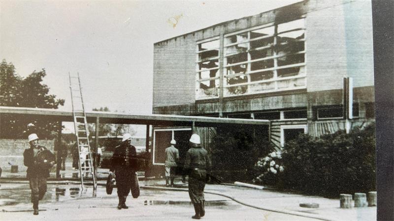 Der Brand zerstörte die Mittelpunktschule Himmelpforten zu großen Teilen. Nur wenige Räume waren danach als Klassenräume zu nutzen.