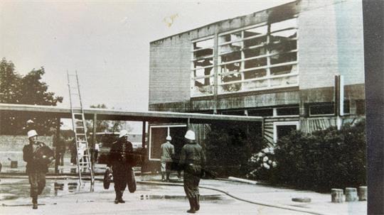 Der Brand zerstörte die Mittelpunktschule Himmelpforten zu großen Teilen. Nur wenige Räume waren danach als Klassenräume zu nutzen.
