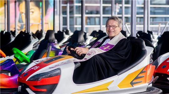 Der Bremer Pastor Friedhelm Blüthner predigte bei einem Gottesdienst am Reformationstag im Autoscooter auf dem Freimarkt.