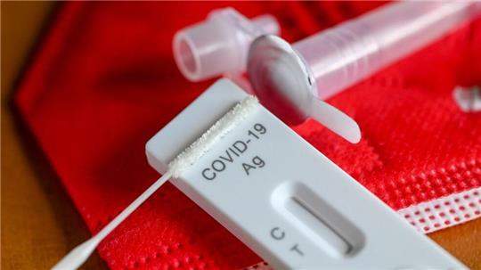 Der Bremer Virologe verrät, ob die Corona-Tests bei den neuen Varianten noch wirksam sind.