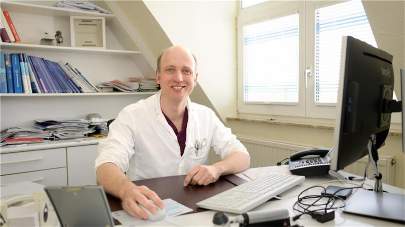 „Ist frustrierend“: Hautarzt wehrt sich gegen negative Internet-Bewertungen Der Bremerhavener Hautarzt Dr. Volker Meyer kämpft mit negativen Bewertungen im Internet. Wer 80 Patienten am Tag versorge und dann noch im Netz beleidigt werde, komme an seine Grenzen. „Das ist frustrierend“, sagt Meyer.