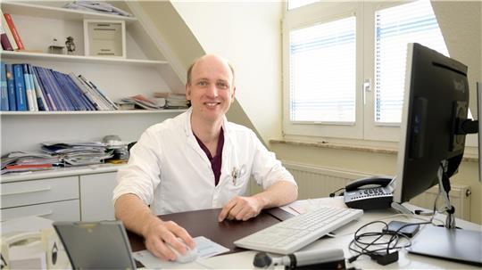 „Ist frustrierend“: Hautarzt wehrt sich gegen negative Internet-Bewertungen Der Bremerhavener Hautarzt Dr. Volker Meyer kämpft mit negativen Bewertungen im Internet. Wer 80 Patienten am Tag versorge und dann noch im Netz beleidigt werde, komme an seine Grenzen. „Das ist frustrierend“, sagt Meyer.