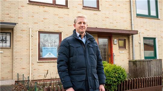 Der Bremerhavener Immobilienmakler Tobias Donner und ein Reihenhaus im Eckernfeld, das zum Verkauf steht. Foto: Scheschonka