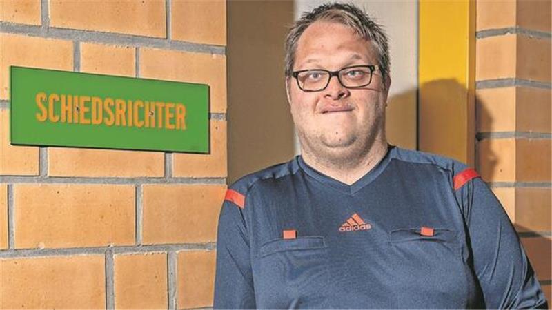 Schiedsrichter trotz Handicap: Patric Geffkens Leidenschaft ist der Fußball Der Bremerhavener Patric Geffken hat an einem Schiedsrichterlehrgang für Menschen mit geistiger Behinderung des Bremer Fußballverbandes teilgenommen.