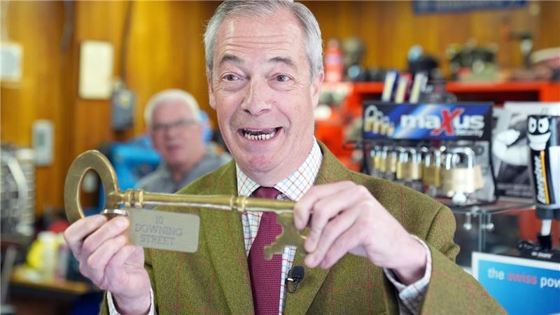 Der Brexit-Vorkämpfer und Chef der rechtspopulistischen Partei Reform UK, Nigel Farage, träumt bereits vom Schlüssel zum Regierungssitz 10 Downing Street. (Archivbild)