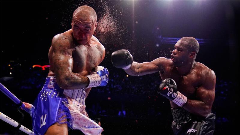 Der Brite Daniel Dubois (r) landet einen Schlag gegen den Briten Fabio Wardley im WM-Schwergewichtskampf der WBO.