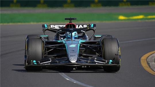 Der Brite George Russell fährt im Mercedes-Boliden auf der Strecke in Melbourne.