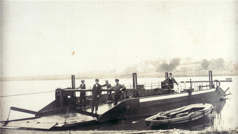 Der Broberger Fährprahm ist ein historisches Kleinod und über 100 Jahre alt - einst gebaut für die Ostequerung in Geversdorf, hier um 1925 noch ohne Motor.