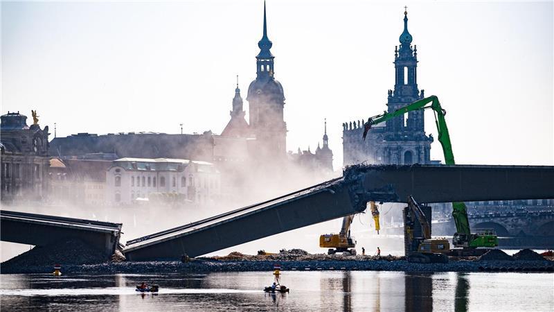 Bilder des Tages Der Brückenzug B der Carolabrücke in Dresden ist bei den Abrissarbeiten eingestürzt.