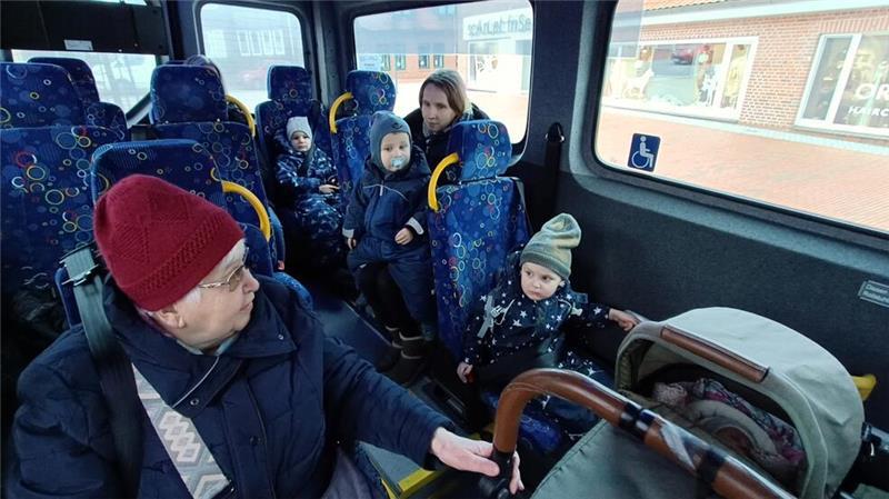 Der Bürgerbus auf Tour mit Fahrgästen, Rollator und Kinderwagen.