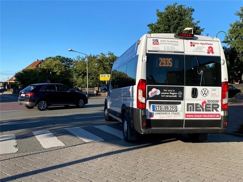 Der Bürgerbus biegt auf den Kreisel im Zentrum von Apensen ein, nahe der beliebtesten Haltestelle.