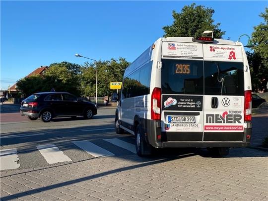 Der Bürgerbus biegt auf den Kreisel im Zentrum von Apensen ein, nahe der beliebtesten Haltestelle.