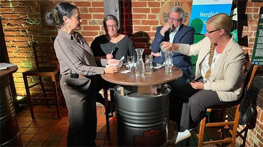 Der Bürgermeister-Talk im Rebel´s Choice in Buxtehude: Die beiden Moderatoren Anping Richter und Fenna Weselmann und die beiden Kandidaten Ralf Dessel und Katharina Mewes (von links).