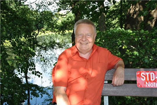 Der Bürgermeister geht ganz entspannt in den politischen Ruhestand: Wilfried Ehlers auf einer Bank zwischen dem Buschteich und dem Mühlenteich (hinten). Foto: Lohmann