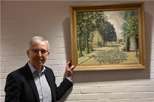 Der Bürgermeister und sein Bild: Ulrich Rathjens gefällt die Ansicht der alten Bargstedter Bahnhofstraße von 1948 besonders gut. Foto: Felsch