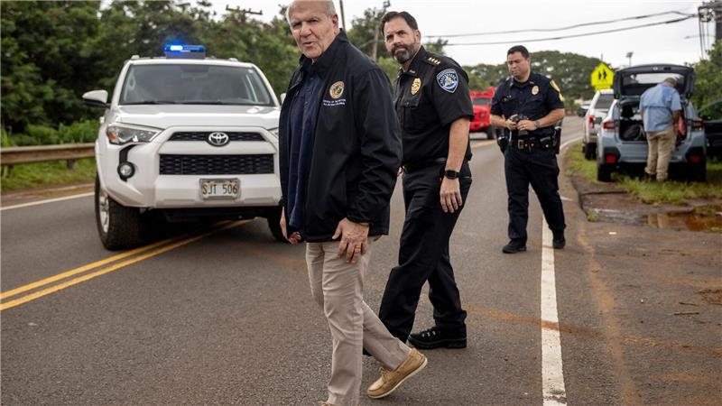 Überschwemmungen in Hawaii - Behörden warnen vor Sturzfluten Der Bürgermeister von Honolulu, Rick Blangiardi (l), begutachtet die Hochwasserschäden.