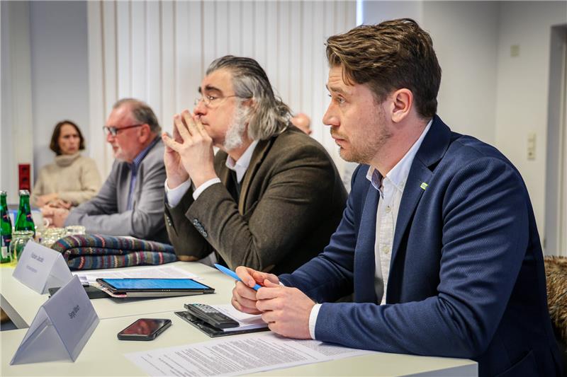 Bremer Wahlleitung lässt keine AfD-Liste zu Der Bürgerschaftsabgeordnete Heinrich Löhmann (l-r) als Vertrauensperson des Notvorstandes der Bremer AfD, sowie Fabian Jacobi und Sergej Minich als Vertrauenspersonen der Bremer AfD, bei einer Sondersitzung des Wahlbereichsausschusses Bremen zur Bürgerschaftswahl. Foto: Focke Strangmann/dpa