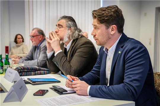 Der Bürgerschaftsabgeordnete Heinrich Löhmann (l-r) als Vertrauensperson des Notvorstandes der Bremer AfD, sowie Fabian Jacobi und Sergej Minich als Vertrauenspersonen der Bremer AfD, bei einer Sondersitzung des Wahlbereichsausschusses Bremen zur Bürgerschaftswahl. Foto: Focke Strangmann/dpa