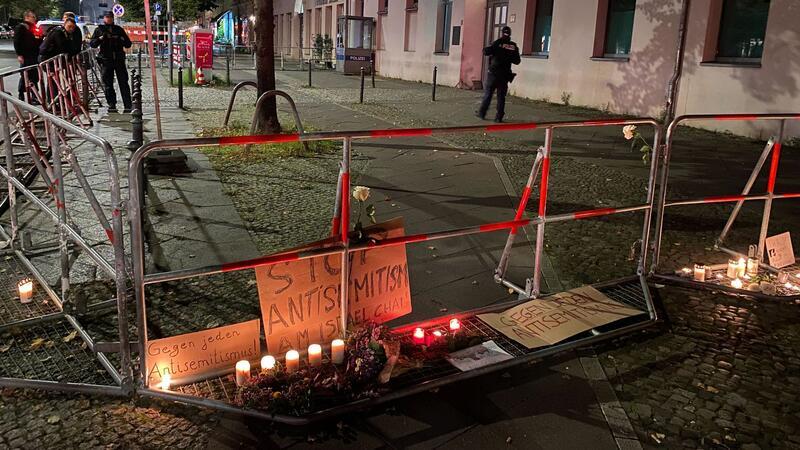 Generalstaatsanwaltschaft ermittelt zu Anschlagsversuch Der Bürgersteig vor dem jüdischen Gemeindezentrum an der Brunnenstraße ist nach dem versuchten Brandanschlag abgesperrt.Fotograf