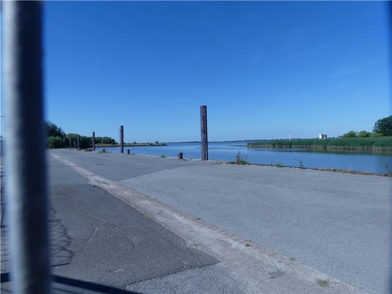 Der Bützflether Bodenaushub soll per Schiff zum Hafen Am Ruthenstrom gebracht werden und von dort per Lkw zur Lagerfläche. Foto: Knappe