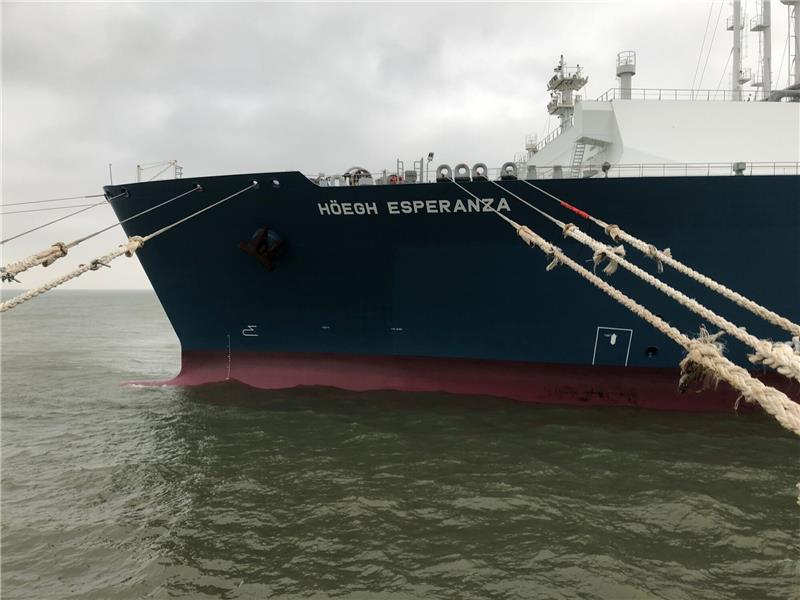 Gefährliches Abwasser? Konzept für LNG-Terminal Wilhelmshaven vorgelegt Der Bug des LNG-Terminalschiffs «Höegh Esperanza» ist mit Leinen gesichert.