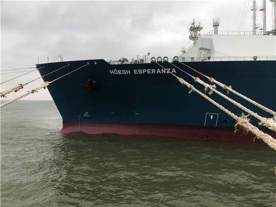 Der Bug des LNG-Terminalschiffs «Höegh Esperanza» ist mit Leinen gesichert.
