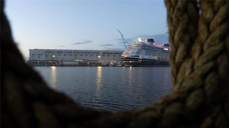 Bund und Land steigen bei Meyer Werft ein Der Bund und das Land Niedersachsen wollen noch vor Weihnachten zu jeweils 40 Prozent bei der Papenburger Meyer Werft einsteigen. (Archivfoto)