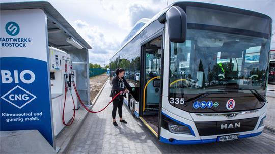 Der Bund will den Ankauf von E-Bussen für den Nahverkehr mit deutlich weniger Mitteln fördern. (Archivbild)