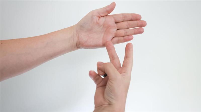 Der Bundeselternverband gehörloser Kinder schätzt, dass nur in einer von zehn betroffenen Familien die Gebärdensprache erlernt wird.