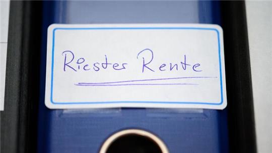Der Bundesgerichtshof hat eine Klausel über mögliche Kosten beim Riester-Vertrag für ungültig erklärt.