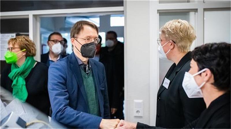 Der Bundesgesundheitsminister hat sich Zeit genommen, mit den Ärzten über Herausforderungen im Berufsalltag zu diskutieren. Foto: Arnd Hartmann