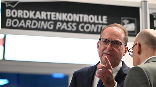 Der Bundesinnenminister spricht von einem „hybriden Anschlagsszenario“.