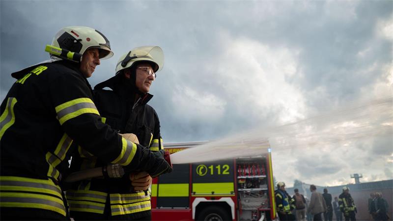 Feuerlöscher Dobrindt auf Tour in Thüringen Der Bundesinnenminister übt mit der Feuerwehr.