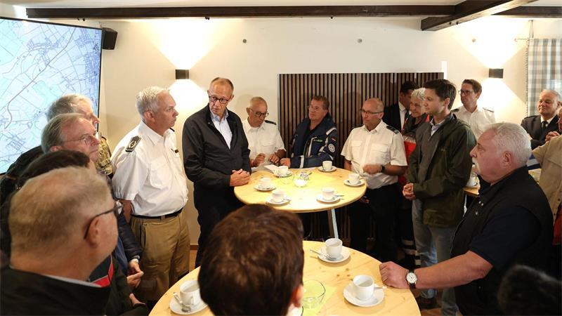 Merz in Waldbrandgebiet: „Das ist Klimawandel“ Der Bundeskanzler sprach mit Vertretern aller an der Brandbekämpfung beteiligten Organisationen.