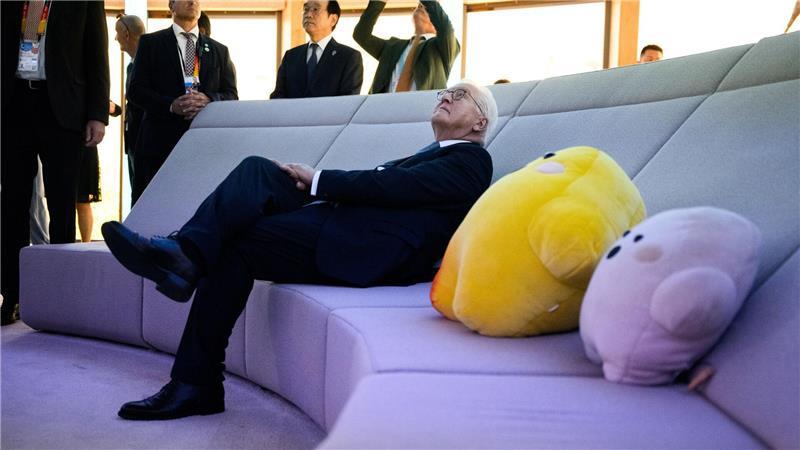 Beethoven und Bundespräsident - Deutscher Tag auf der Expo Der Bundespräsident lässt den Deutschen Pavillon auf sich wirken.