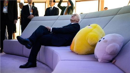 Der Bundespräsident lässt den Deutschen Pavillon auf sich wirken.
