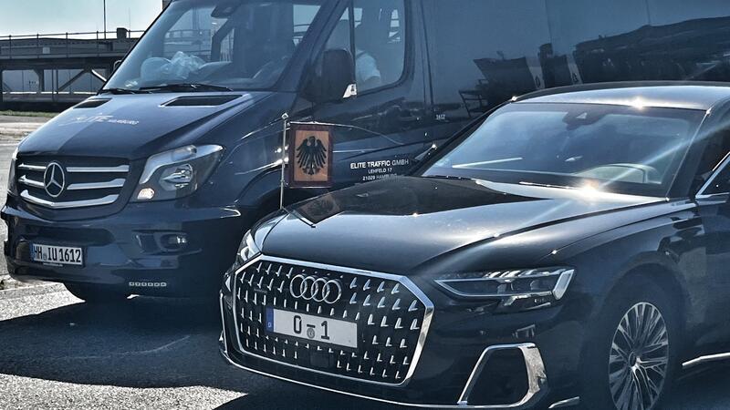 Der Bundespräsient fährt mit wehendem Bundesadler vor: Das Autokennzeichen 0-1 ist ihm vorbehalten.