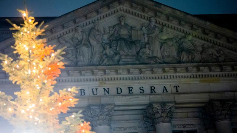 Bundesrat schickt zwei Gesetze in den Vermittlungsausschuss Der Bundesrat gedenkt heute der Opfer des nationalsozialistischen Völkermordes an den Sinti, Roma und Jenischen.