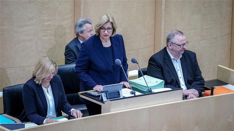 Bundesrat segnet zahlreiche Gesetze ab Der Bundesrat segnet zahlreiche, vom Bundestag schon beschlossene Gesetze ab.